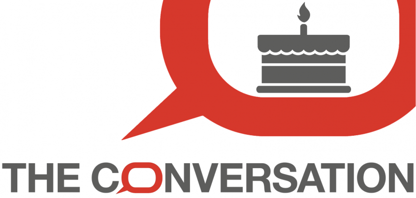 Logo de The Conversation avec un gâteau d'anniversaire à une bougie dans la bulle.