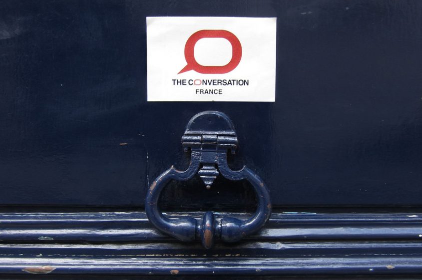 Fronton de porte avec une plaque "The Conversation France"