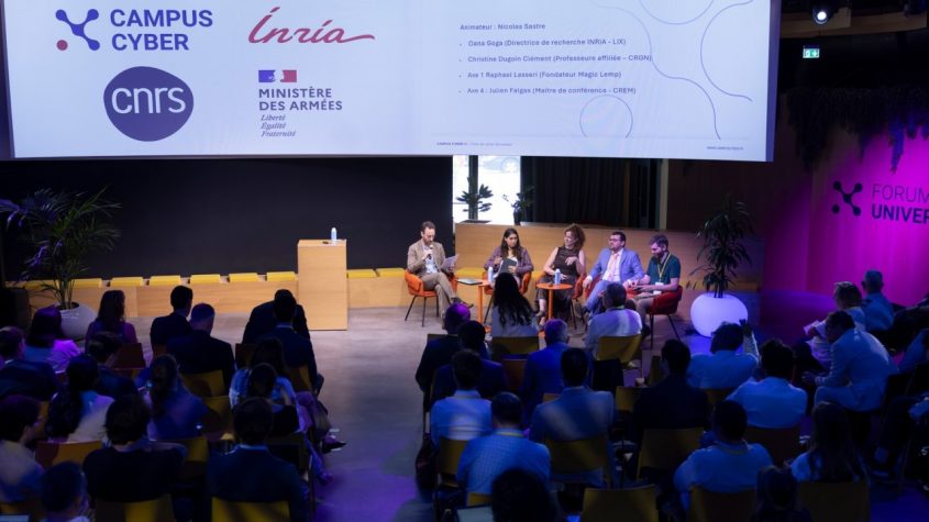 Scène de la table ronde "IA génératives, quelle place dans un écosystème informationnel plus résilient ?" le 25 juin 2025 au Cyber Campus (Paris)