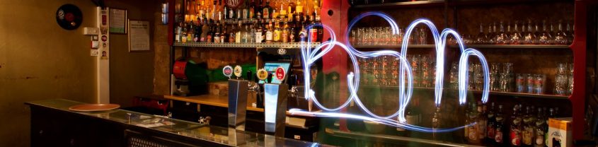 Un bar et l'inscription lumineuse "BSM"